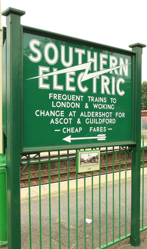 IMG 8298C 
 Southern Electric, 'Frequent Trains to London & Woking' sign. 
 Keywords: Sign Signage Southern Electric London Woking Green Platform Station