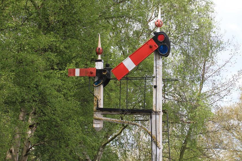 IMG 3112 
 Railway signal. 
 Keywords: Railway Signal Platform Train Track Warning