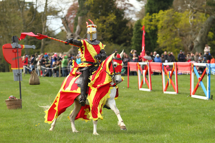 IMG 2343Blenheim Palace Jousting 
 'The Knights Of Royal England', at Blenheim Palace 2012. 
 Keywords: Knights Royal England Blenheim Palace Jousting Mediaeval Lance Horse Knight Helmet Armour Flag Flags Banner Red Yellow Ride Riding